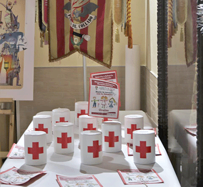 Entrega de huchas a Cruz Roja